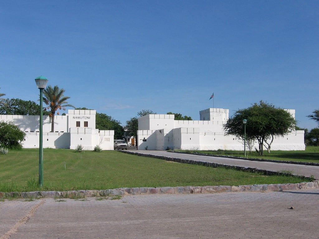 Las paredes encaladas y las almenas del histórico fuerte alemán del campamento de Namutoni, en el Parque Nacional de Etosha.
